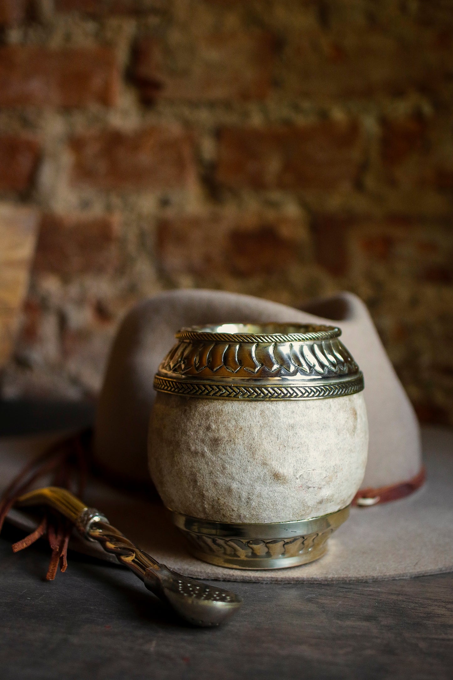 Torpedo criollo de cuero, bronce y alpaca con Bombilla