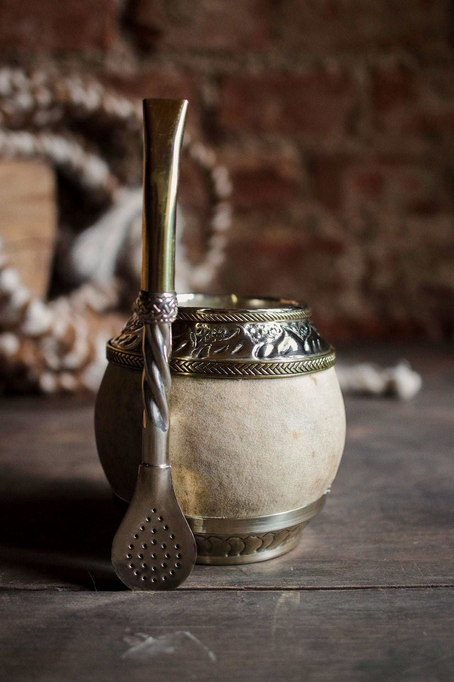 Mate criollo de cuero, bronce y alpaca con Bombilla