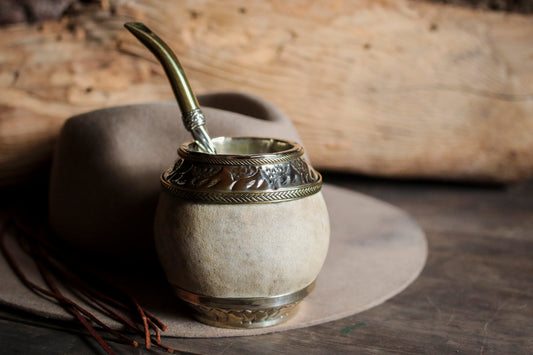 Mate criollo de cuero, bronce y alpaca con Bombilla