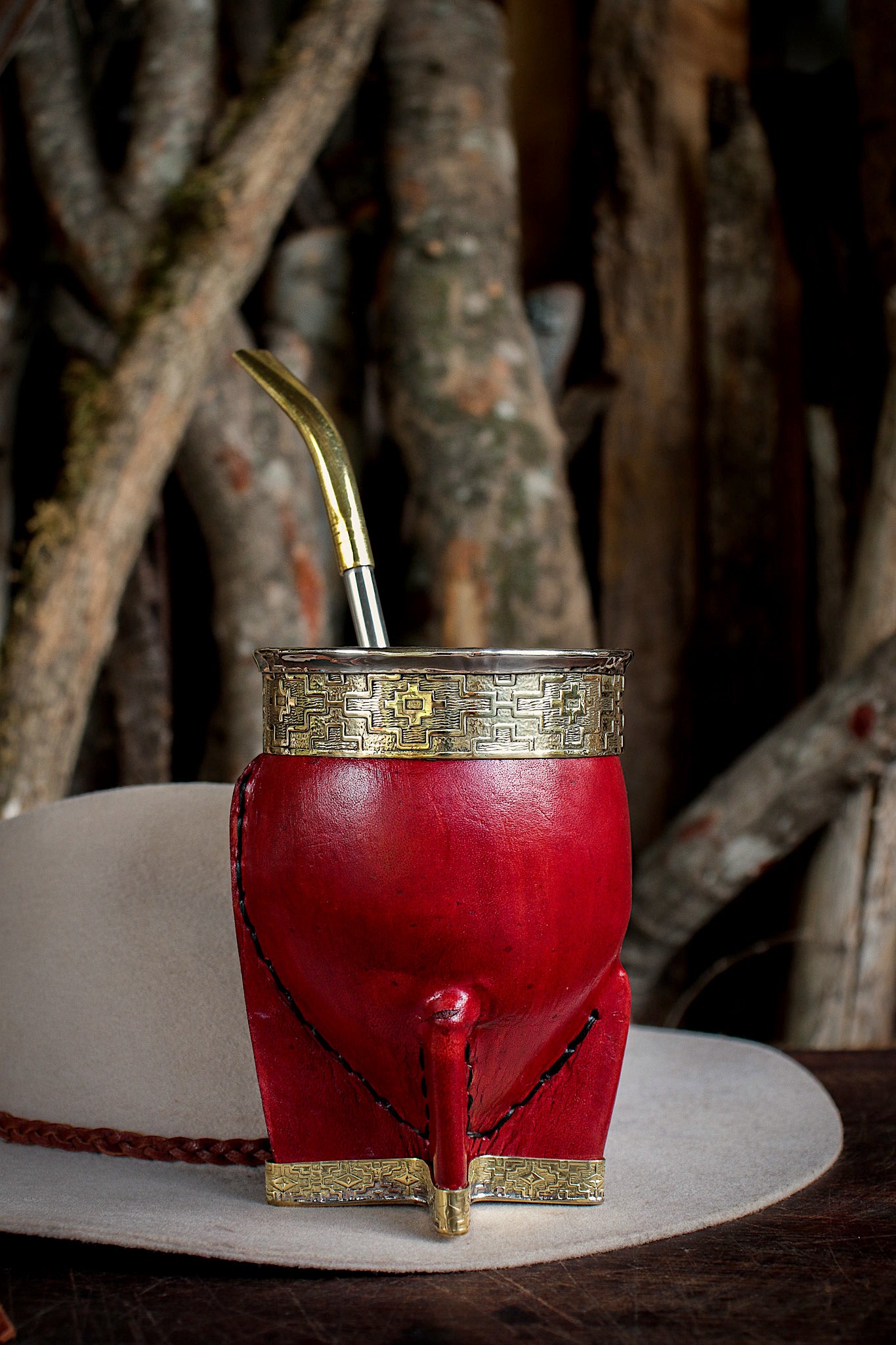 Imperial Cuero cincelado en Bronce con Bombilla