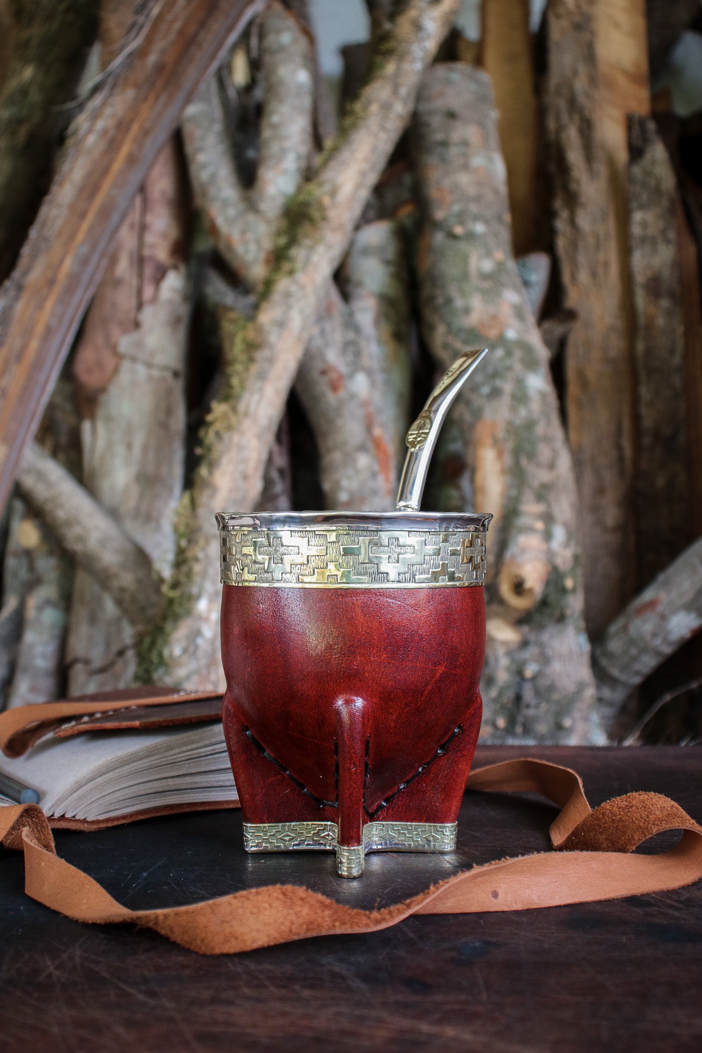 Imperial Cuero cincelado en Bronce con Bombilla