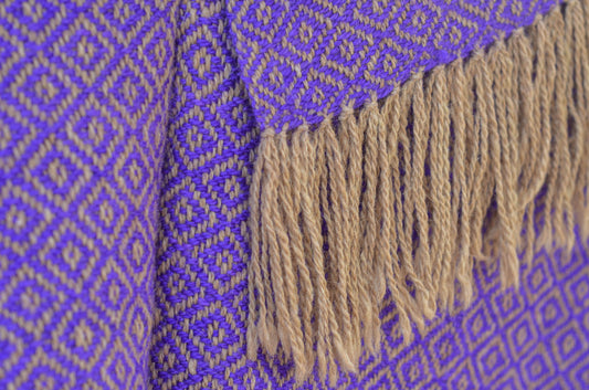 Ruana "Mendoza" Hilos Llama Baby en Telar