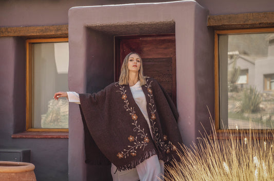 Ruana Bordada "Toscana" en Telar Criollo