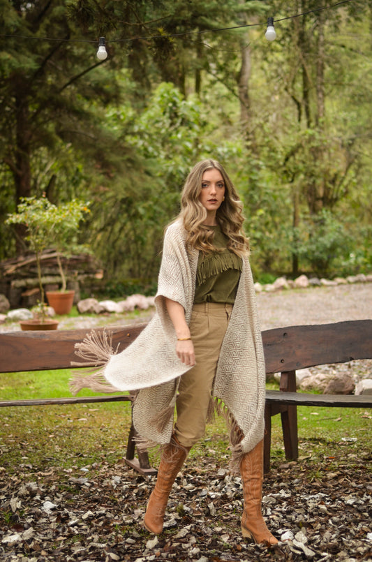 Ruana "Matra" Hilos Llama Baby en Telar