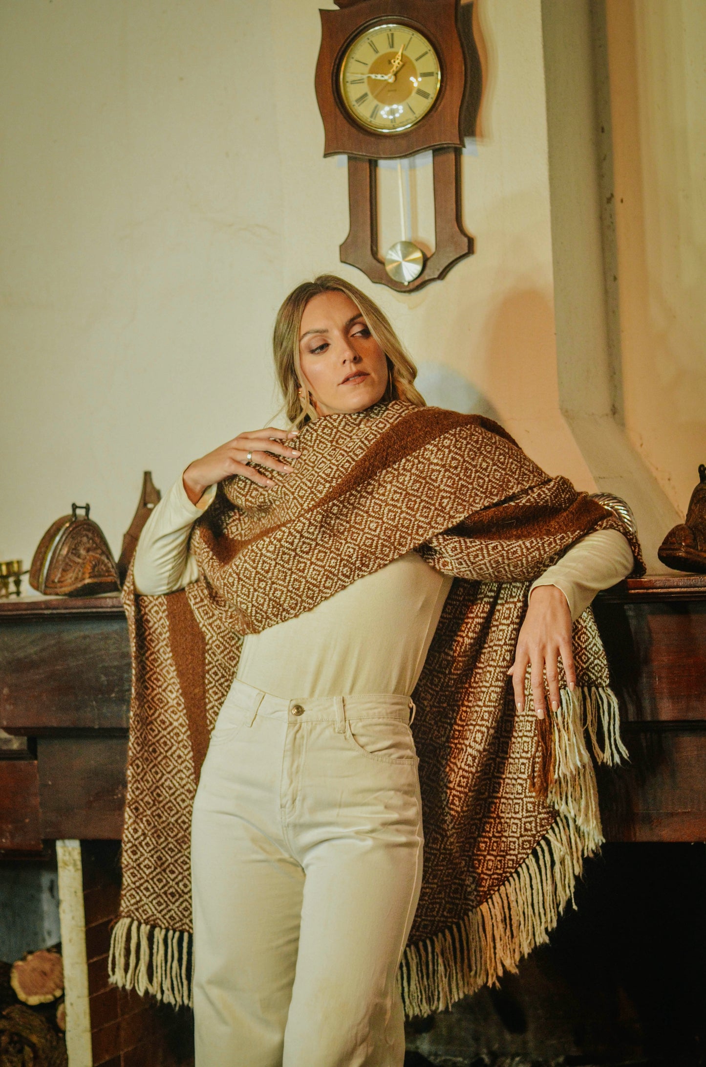 Ruana "Paraná" Hilos Llama Baby en Telar