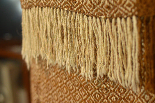 Ruana "Paraná" Hilos Llama Baby en Telar