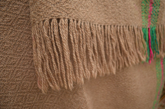 Ruana "Hauba" Hilos Llama Baby en Telar