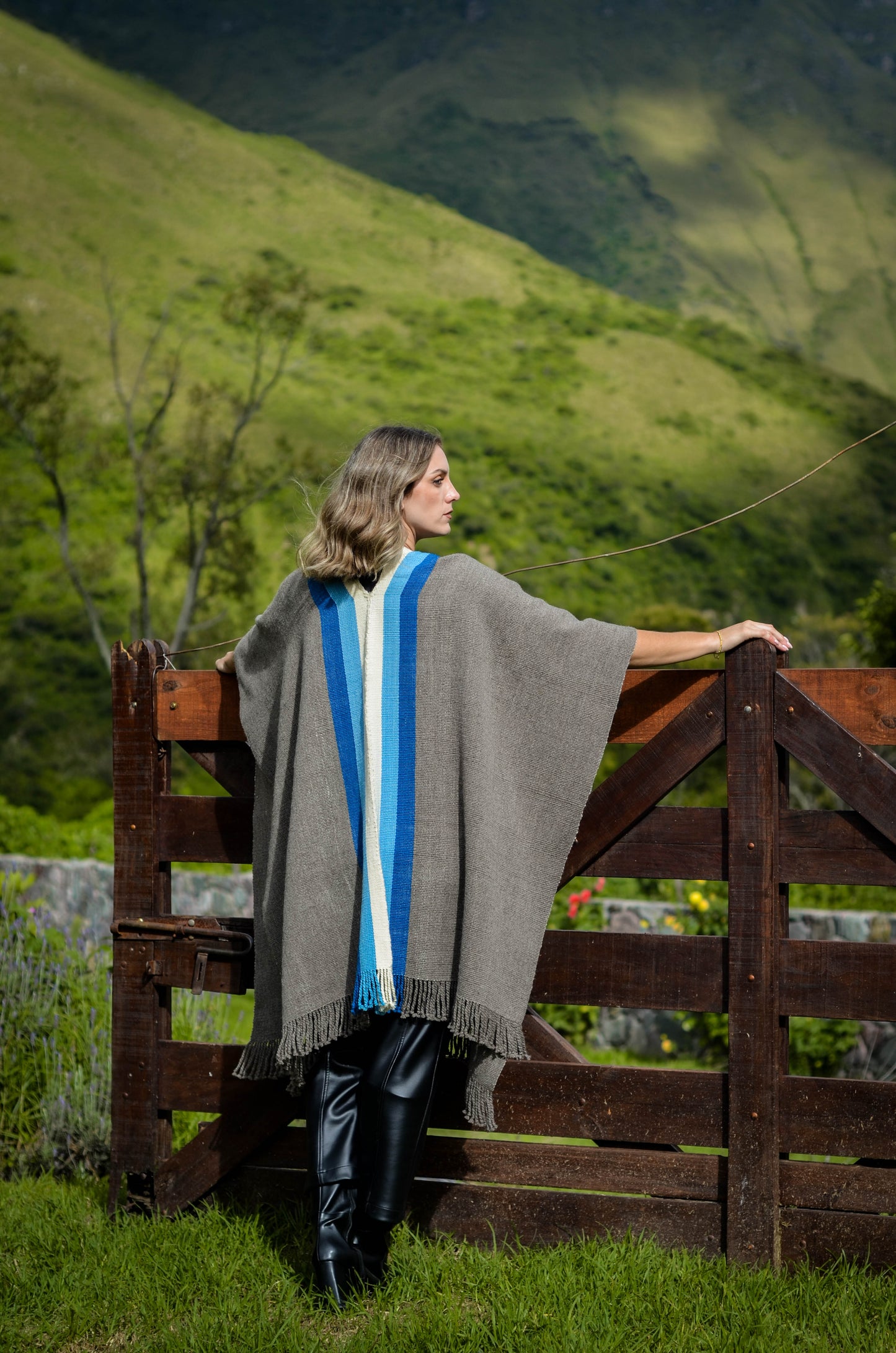 Poncho "Necochea" Telar Criollo