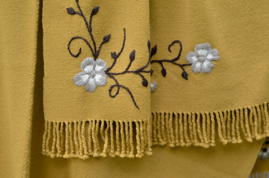 Ruana Bordada "Catalina" en Telar Criollo