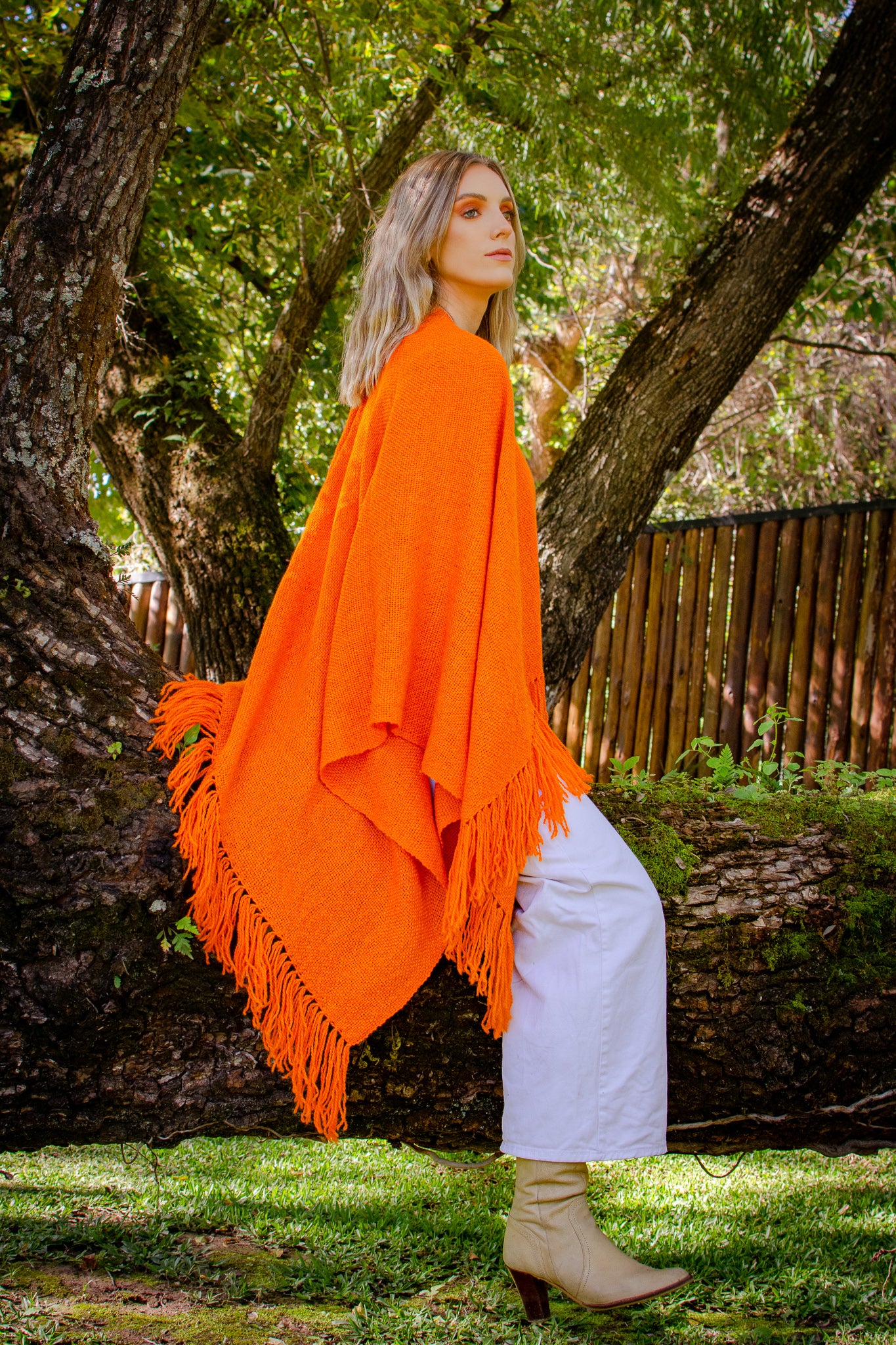 Ruana "Ambar" Hilos Llama Baby en Telar