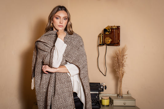 Ruana "Amaranta" Llama Baby en Telar