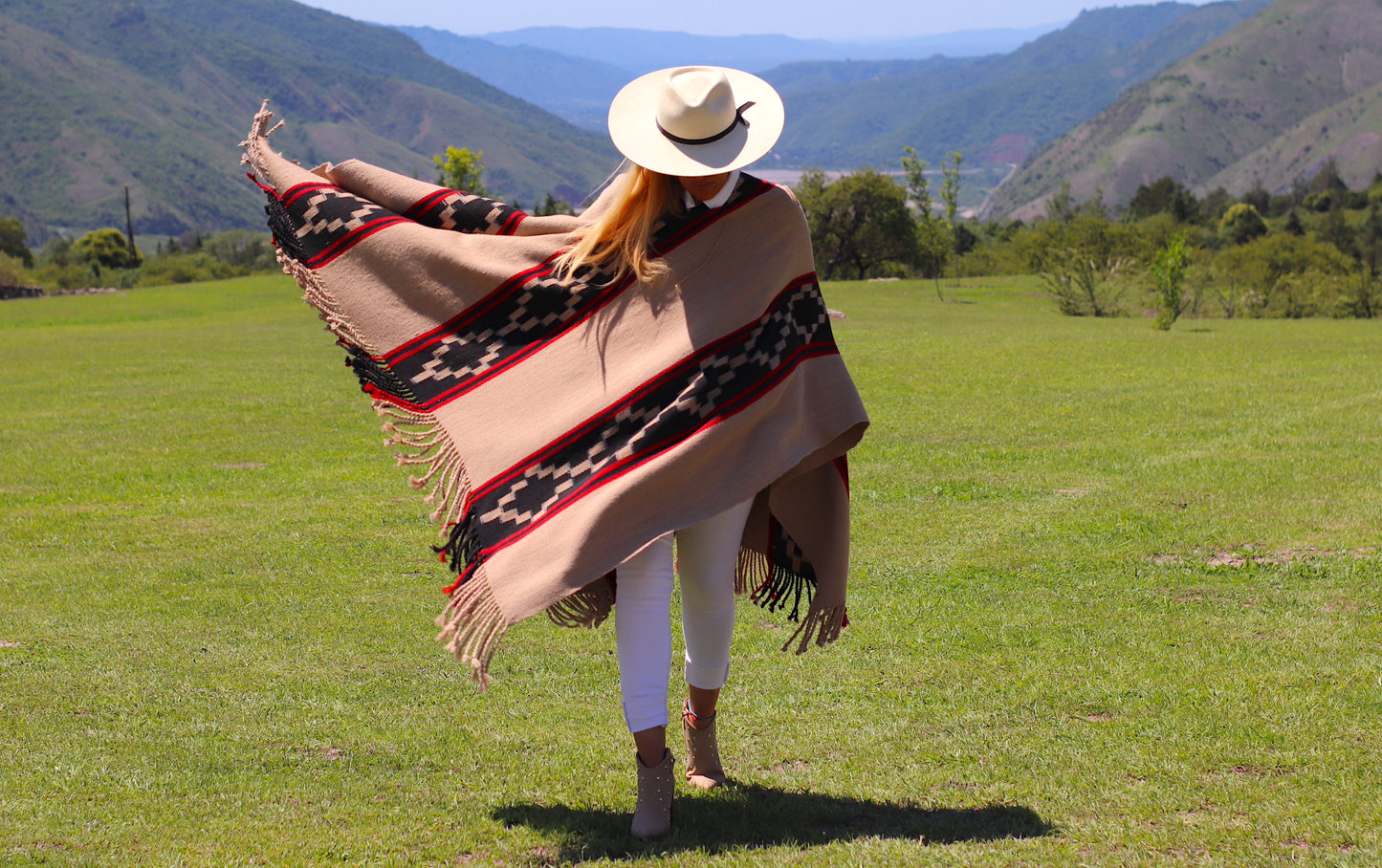 Poncho Guarda Tied "Jaguel" Creole Loom