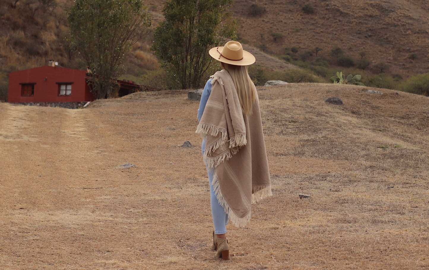 SAN CARLO Poncho Sheep Threads