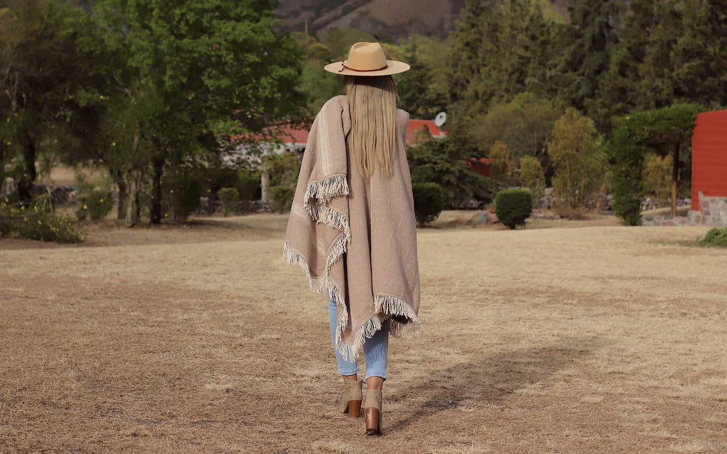 SAN CARLO Poncho Sheep Threads