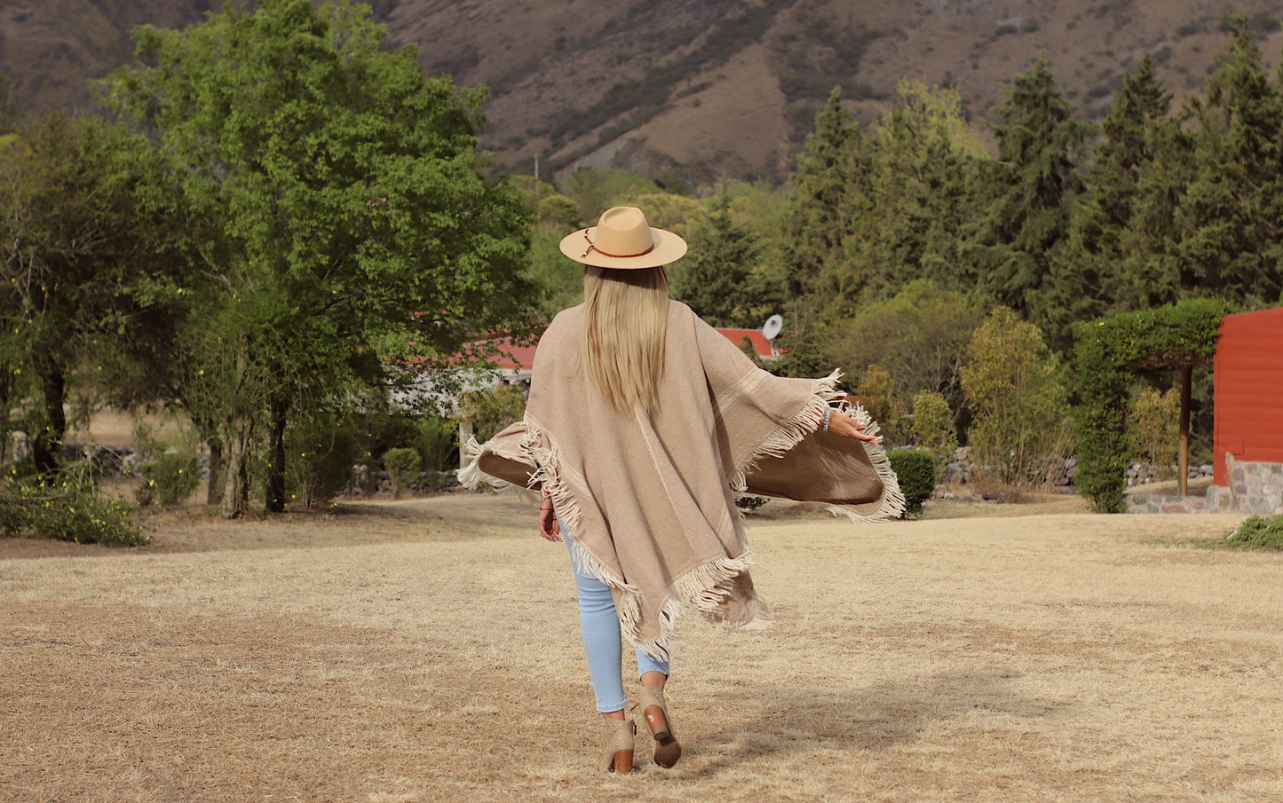 SAN CARLO Poncho Sheep Threads