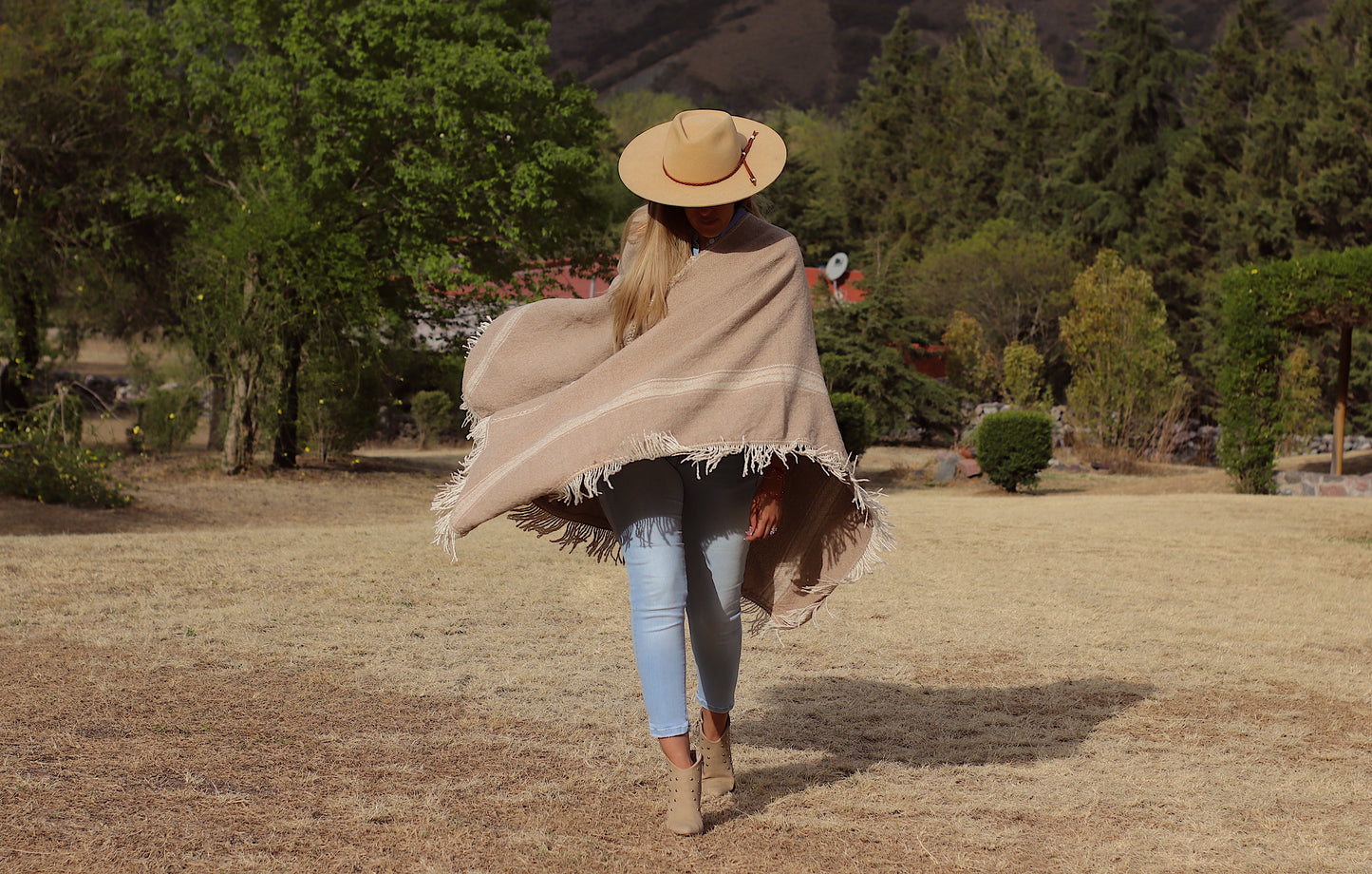 SAN CARLO Poncho Sheep Threads