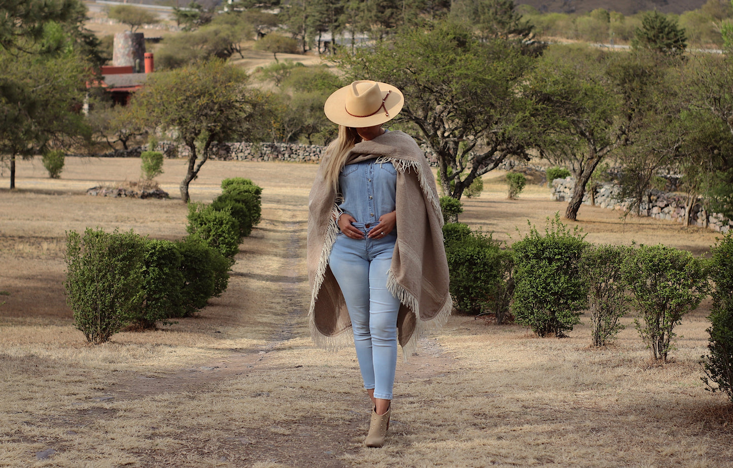 SAN CARLO Poncho Sheep Threads