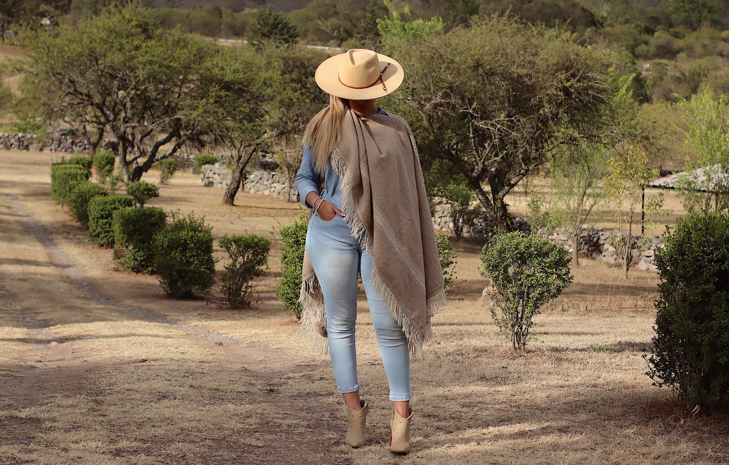 SAN CARLO Poncho Sheep Threads