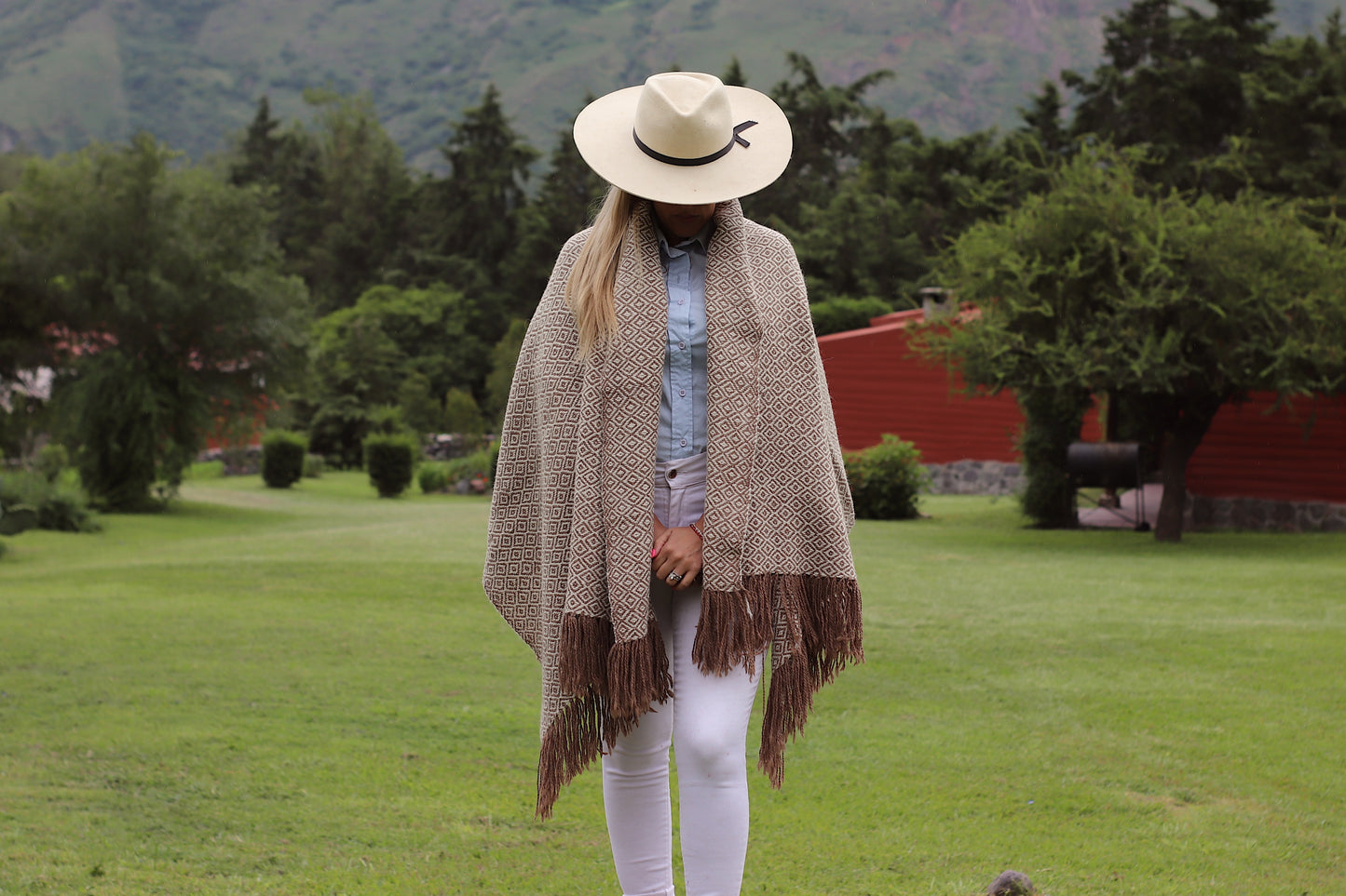 “UQUIA” Blanket Llama Premium Yarn