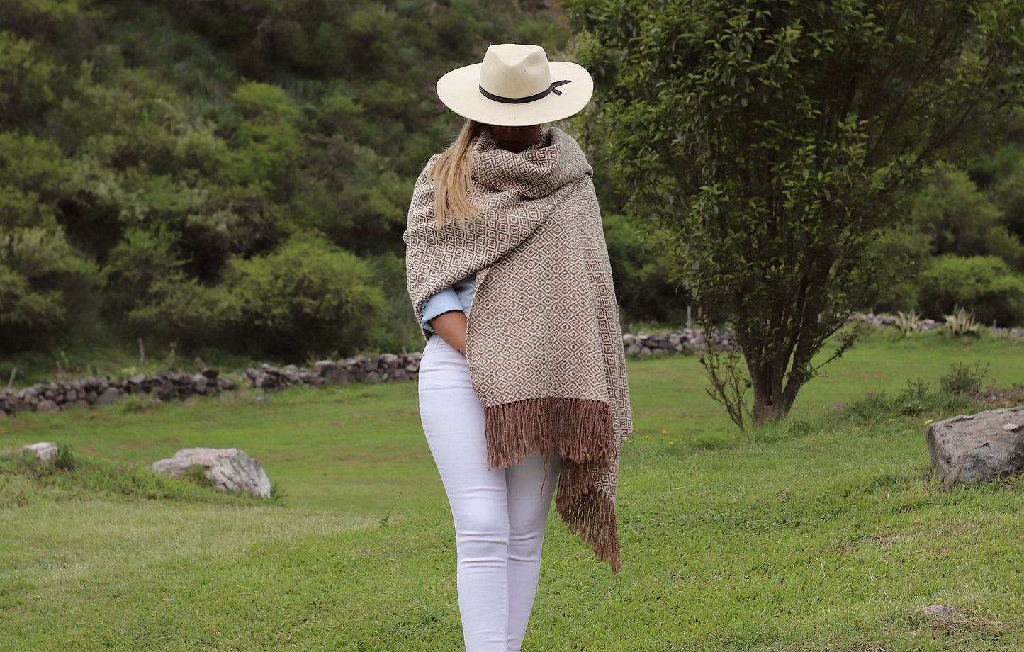 “UQUIA” Blanket Llama Premium Yarn