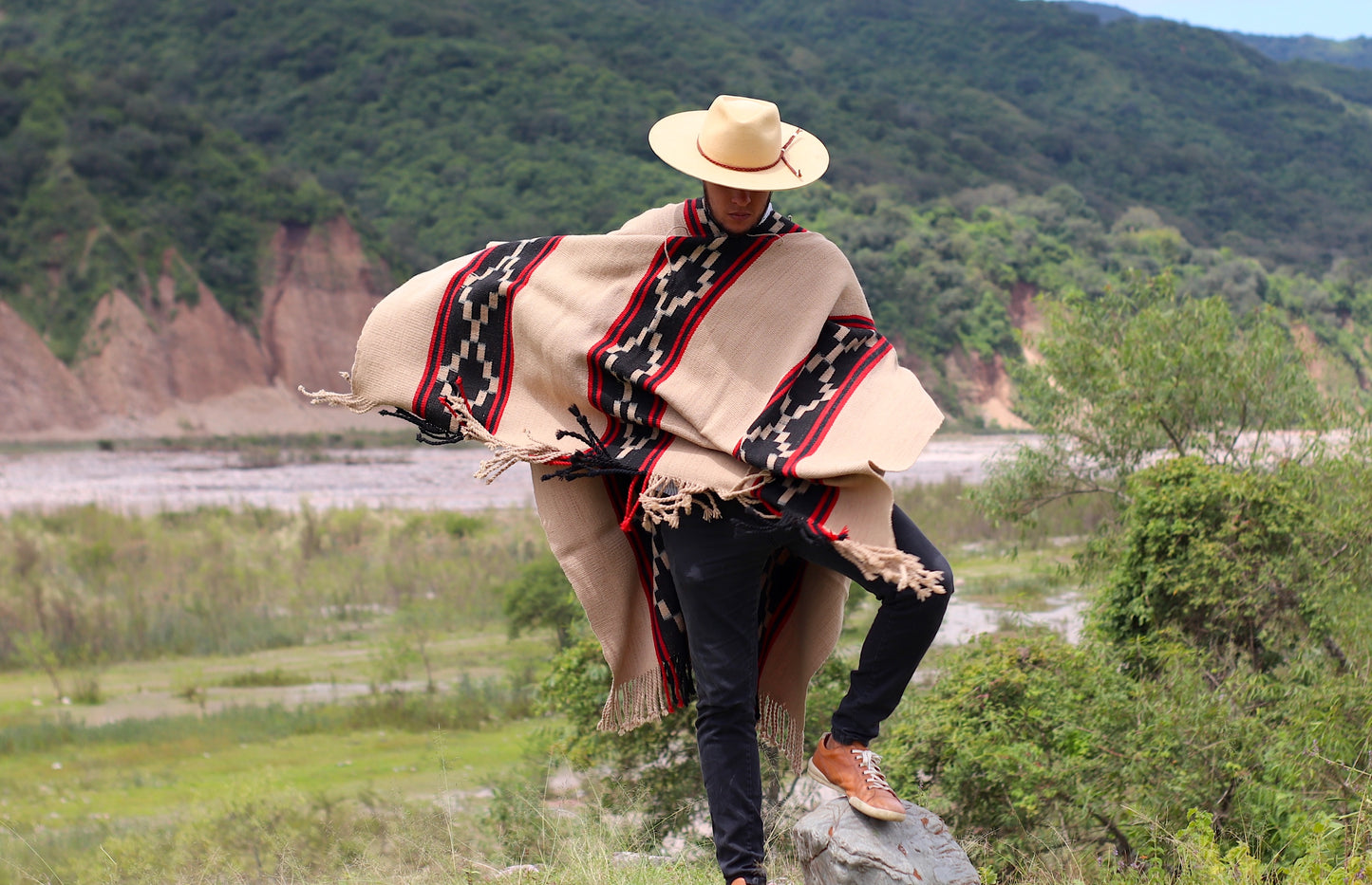 Poncho Guarda Tied "Jaguel" Creole Loom