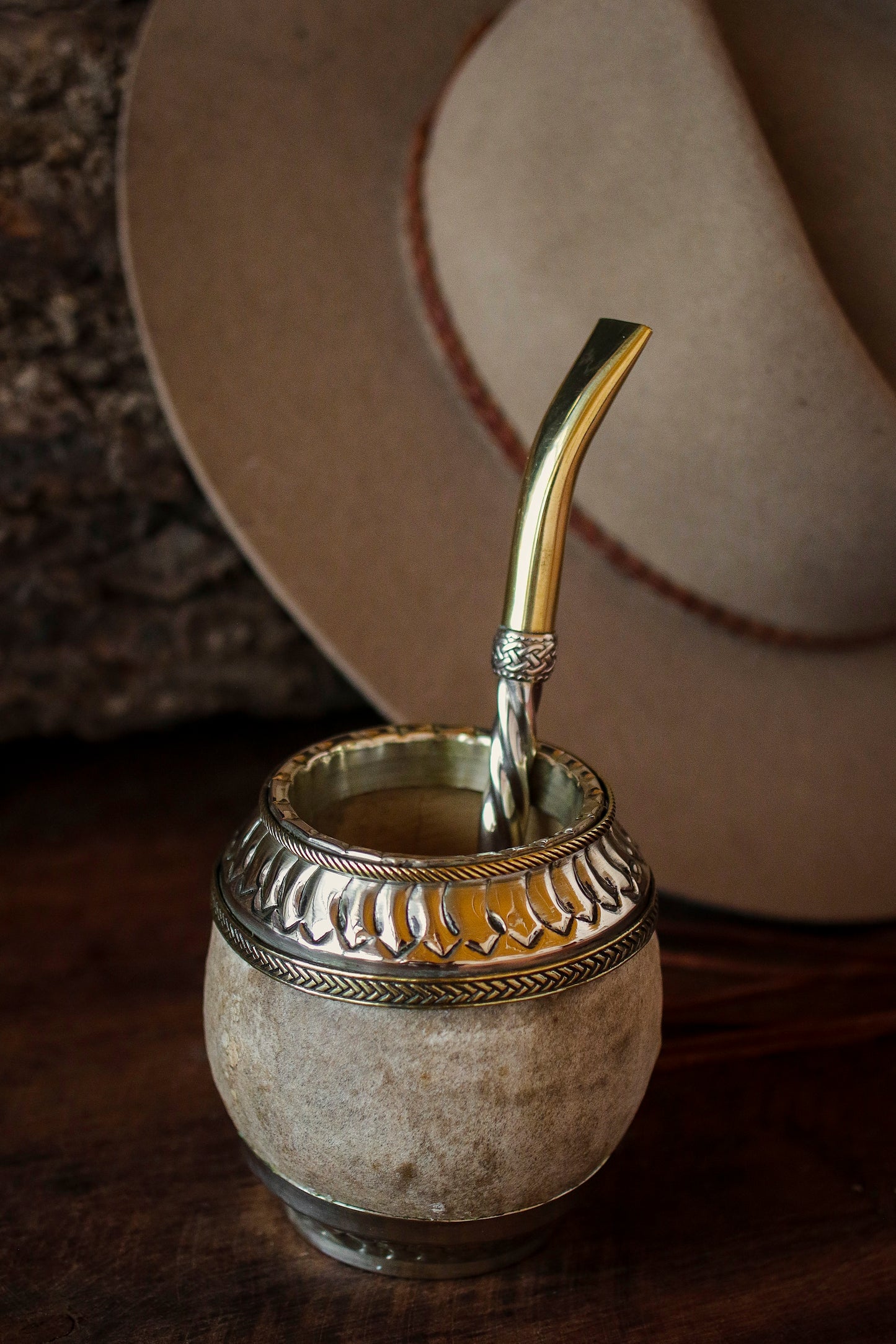 Torpedo criollo de cuero, bronce y alpaca con Bombilla