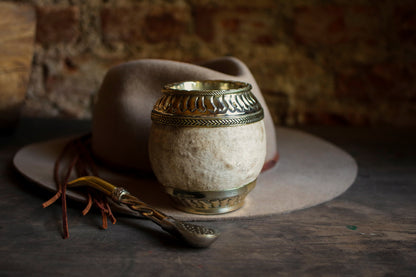 Torpedo criollo de cuero, bronce y alpaca con Bombilla