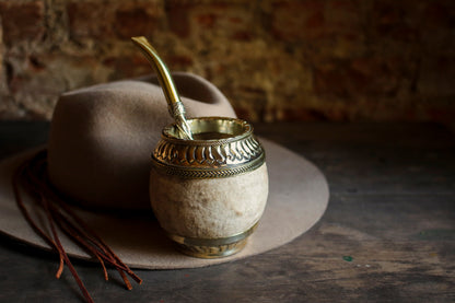 Torpedo criollo de cuero, bronce y alpaca con Bombilla