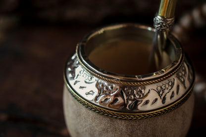 Torpedo criollo de cuero, bronce y alpaca con Bombilla