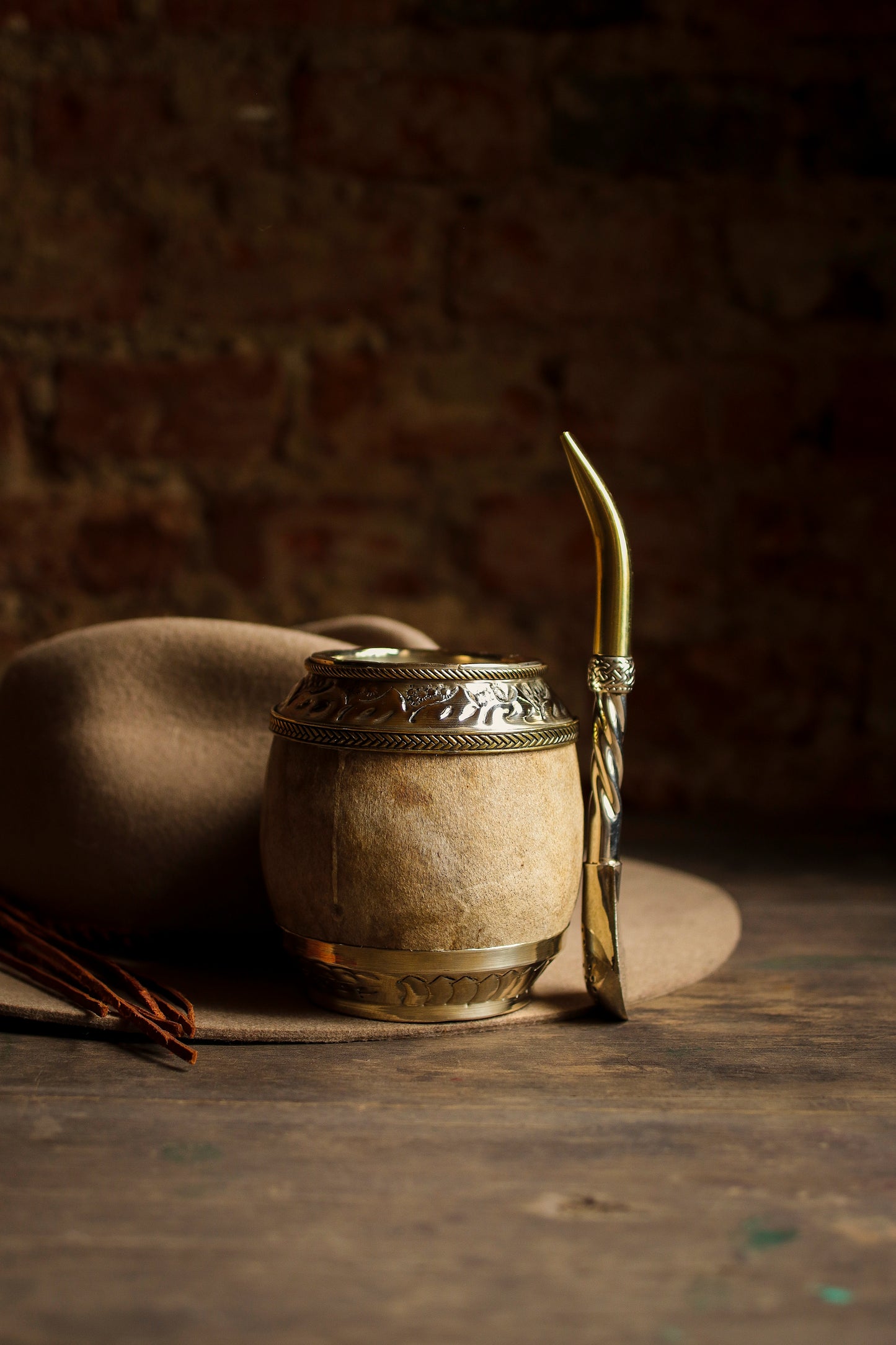 Torpedo criollo de cuero, bronce y alpaca con Bombilla