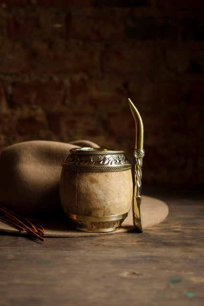 Torpedo criollo de cuero, bronce y alpaca con Bombilla