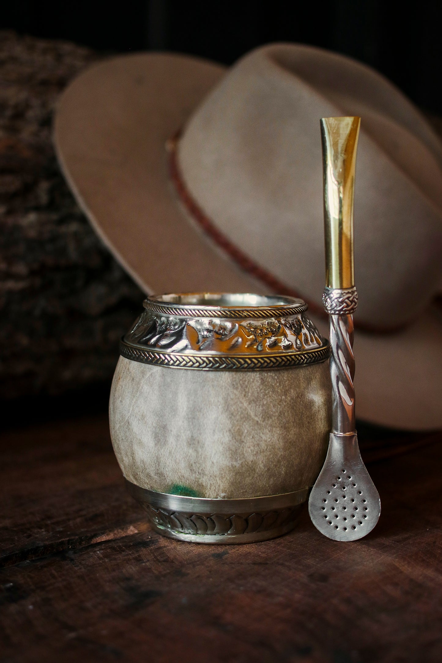 Torpedo criollo de cuero, bronce y alpaca con Bombilla