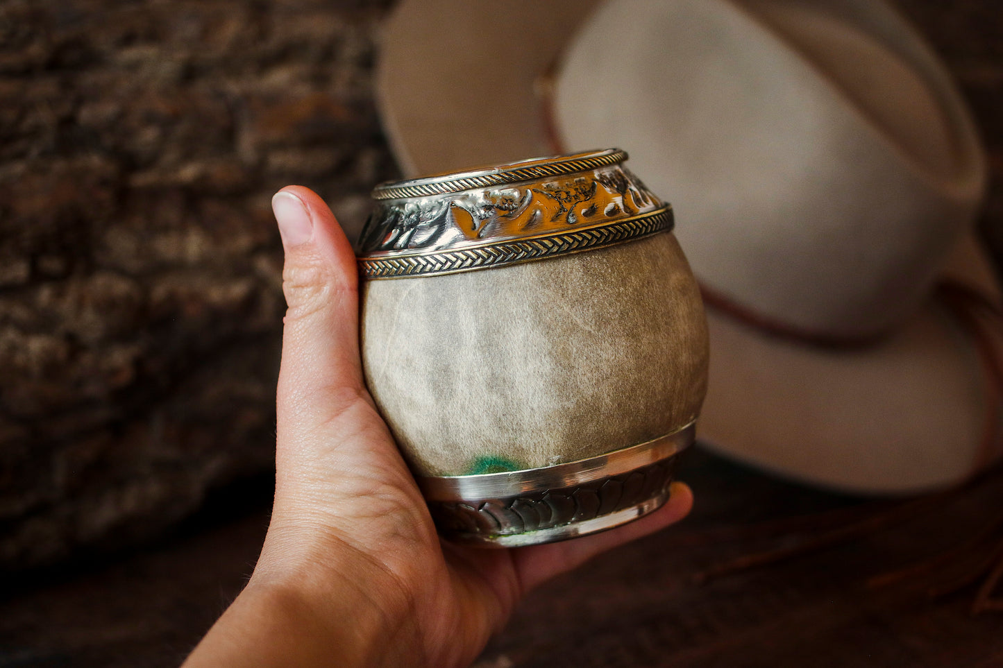 Torpedo criollo de cuero, bronce y alpaca con Bombilla