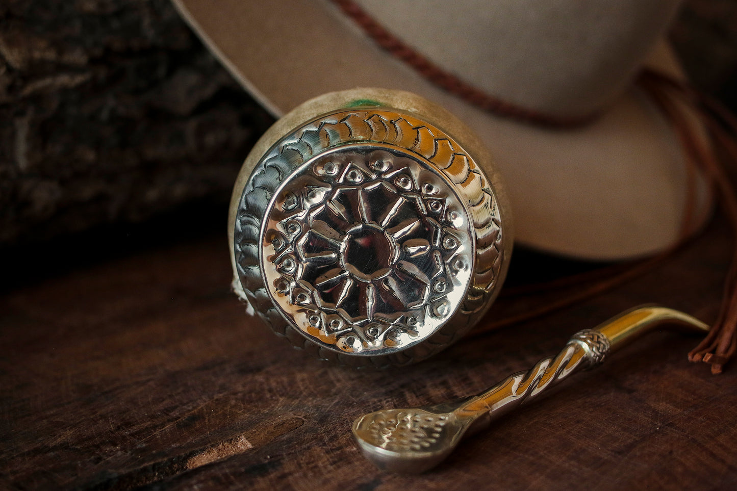 Torpedo criollo de cuero, bronce y alpaca con Bombilla