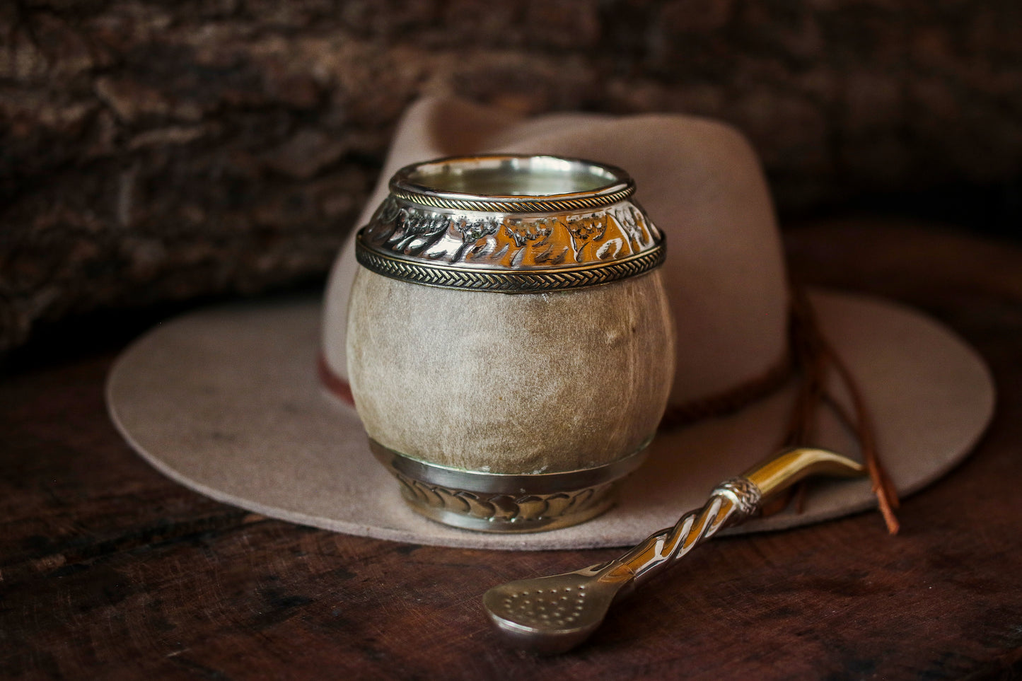 Torpedo criollo de cuero, bronce y alpaca con Bombilla