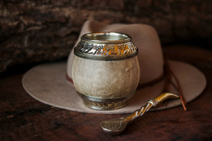 Torpedo criollo de cuero, bronce y alpaca con Bombilla