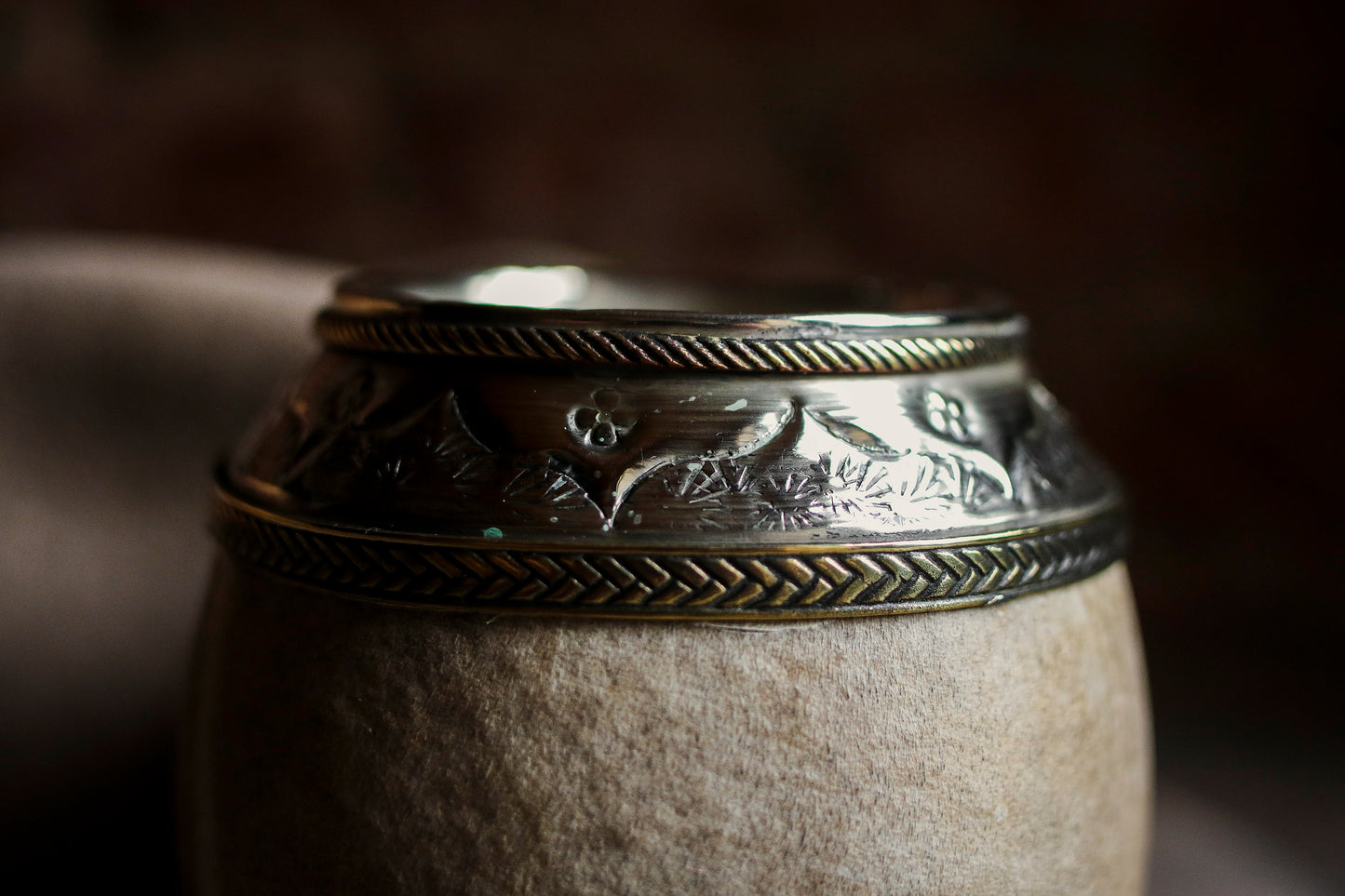 Torpedo criollo de cuero, bronce y alpaca con Bombilla