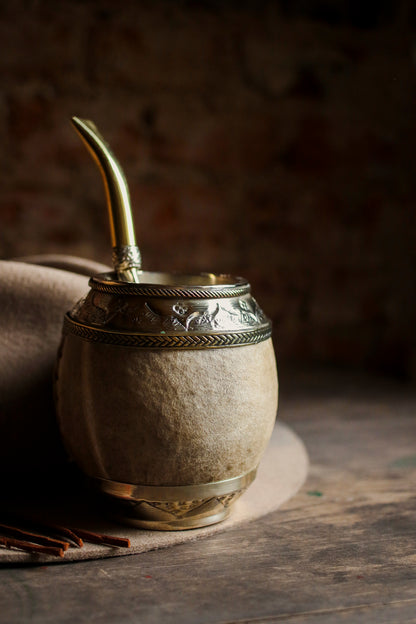 Torpedo criollo de cuero, bronce y alpaca con Bombilla