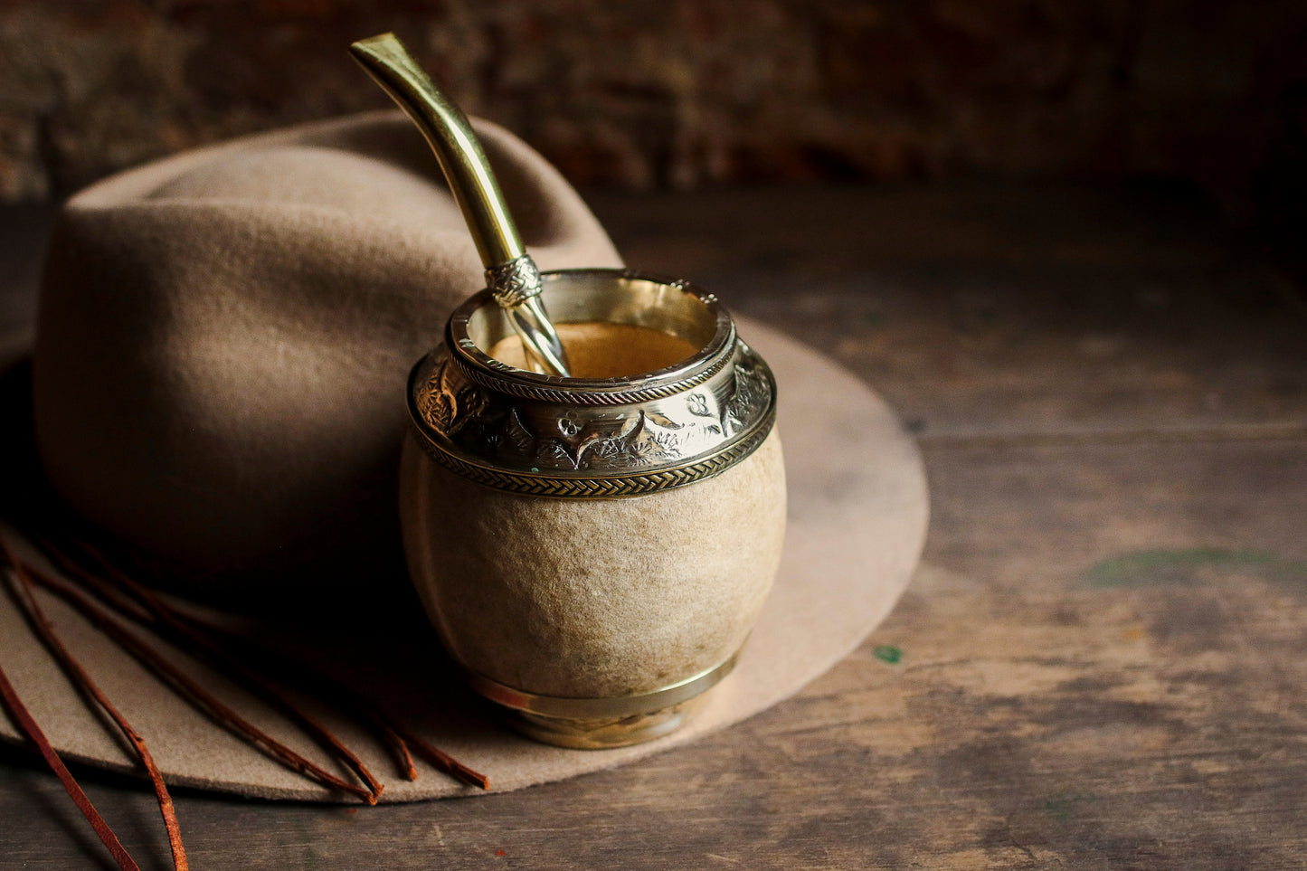 Torpedo criollo de cuero, bronce y alpaca con Bombilla