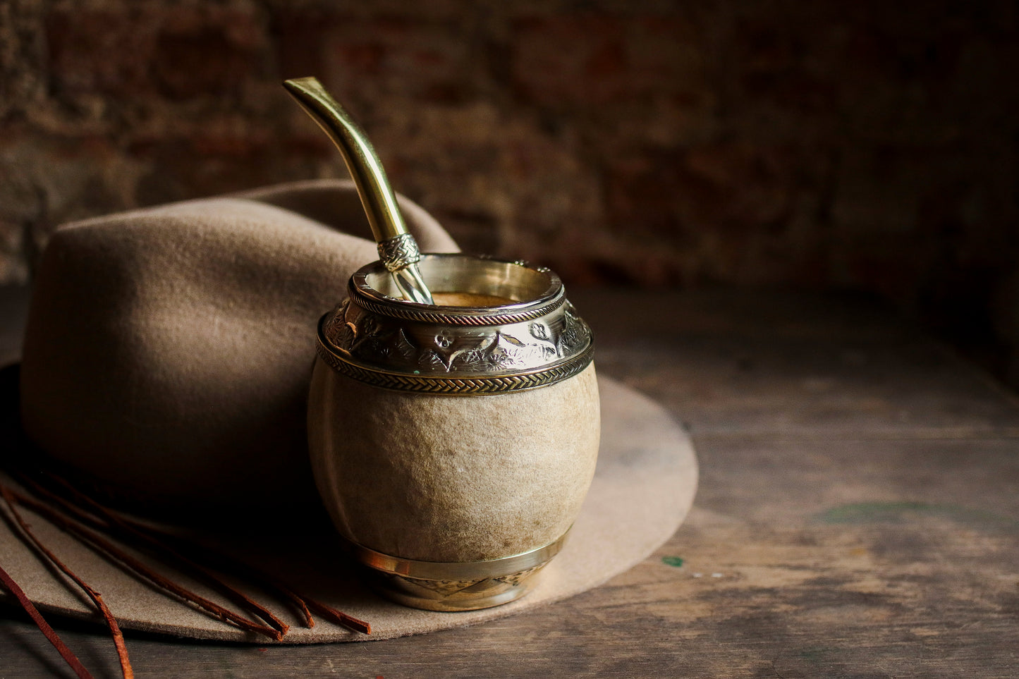 Torpedo criollo de cuero, bronce y alpaca con Bombilla