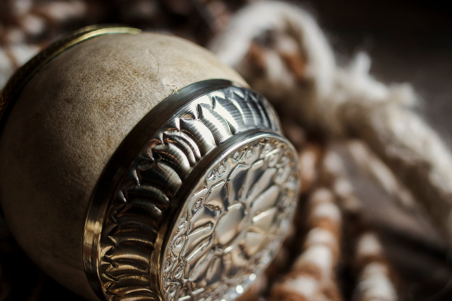 Mate criollo de cuero, bronce y alpaca con Bombilla
