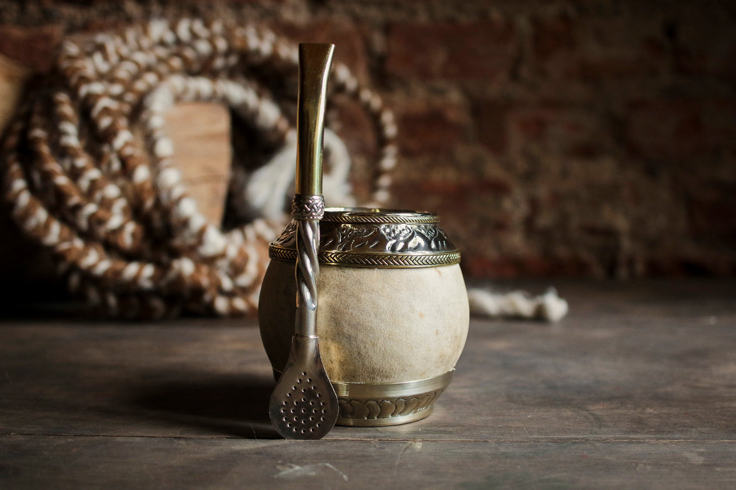 Mate criollo de cuero, bronce y alpaca con Bombilla