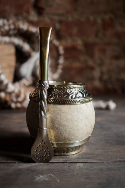 Mate criollo de cuero, bronce y alpaca con Bombilla