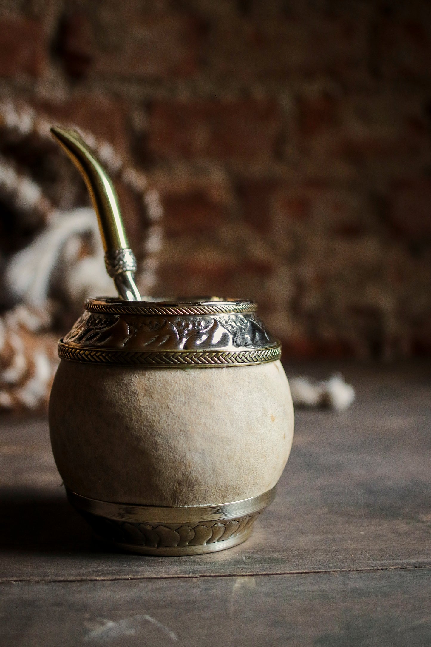 Mate criollo de cuero, bronce y alpaca con Bombilla