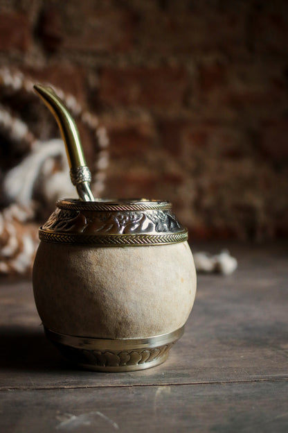 Mate criollo de cuero, bronce y alpaca con Bombilla