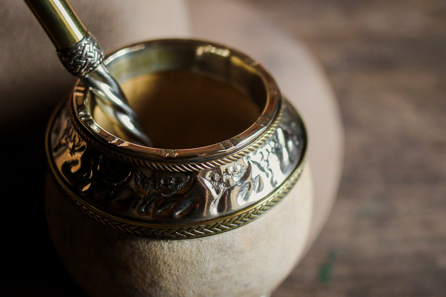 Mate criollo de cuero, bronce y alpaca con Bombilla