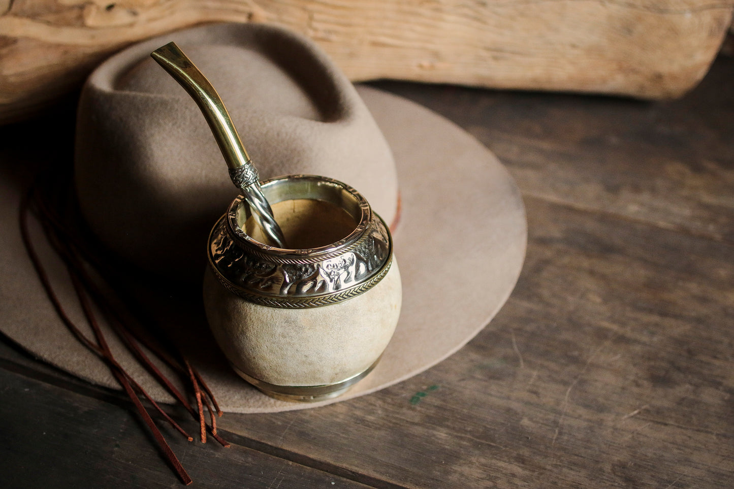 Mate criollo de cuero, bronce y alpaca con Bombilla