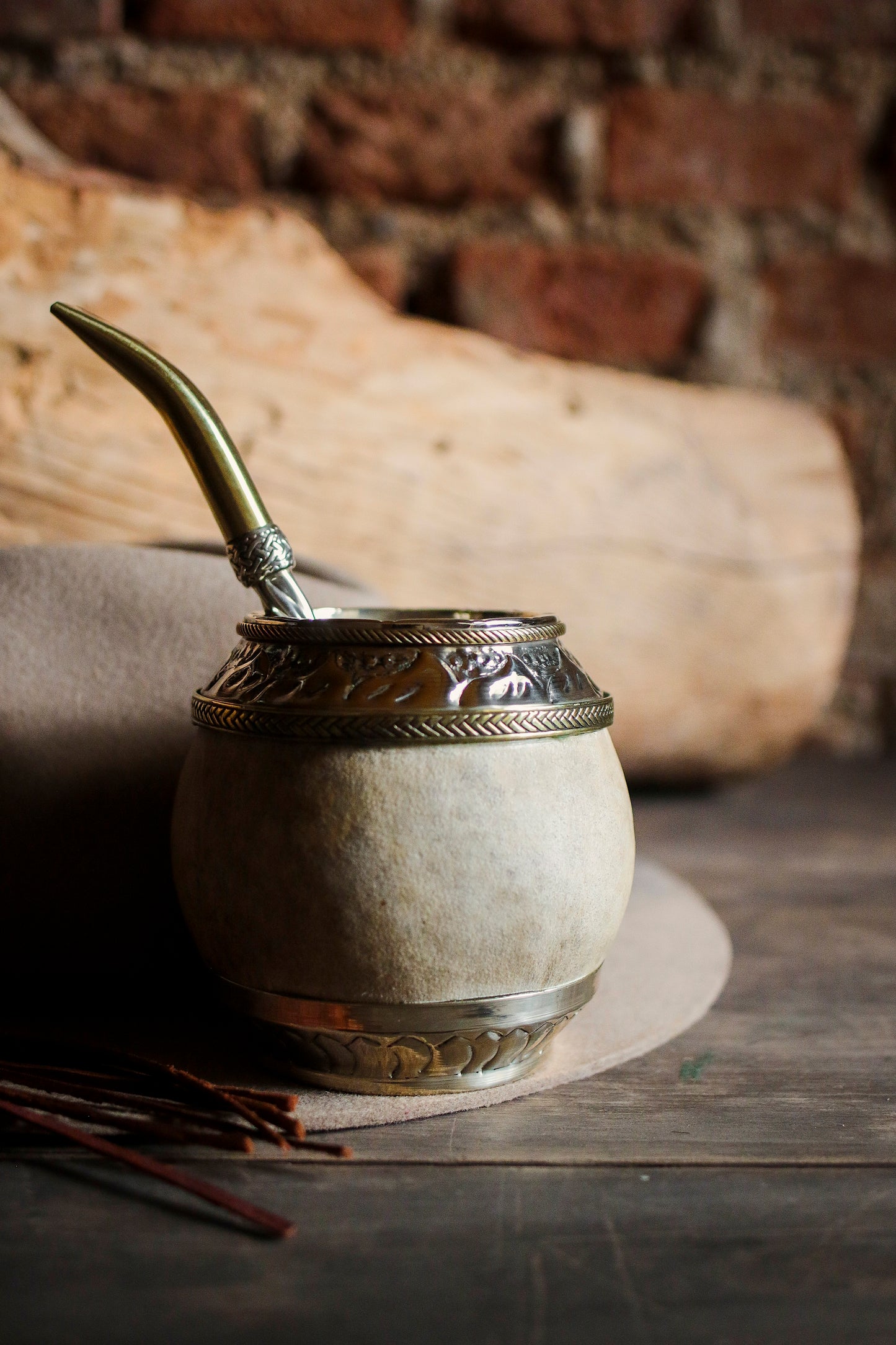 Mate criollo de cuero, bronce y alpaca con Bombilla