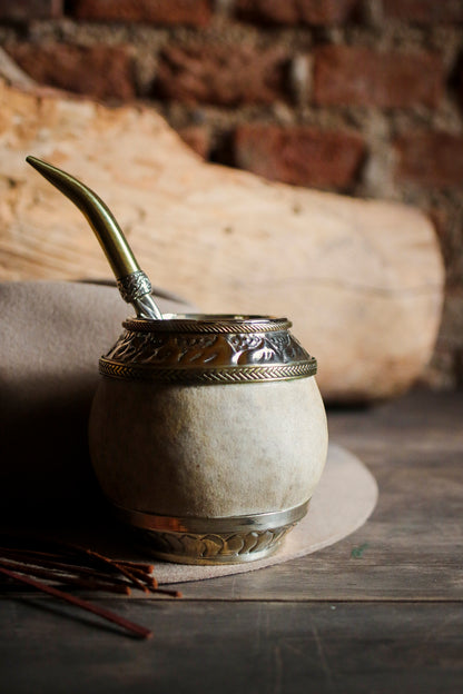 Mate criollo de cuero, bronce y alpaca con Bombilla