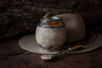 Torpedo criollo de cuero, bronce y alpaca con Bombilla